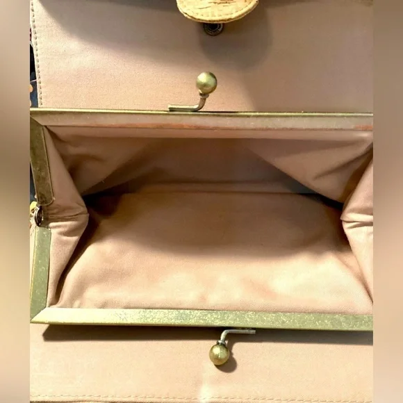 JCREW CORK CLUTCH WITH INSIDE KISS LOCK COIN COMPARTMENT - Picture 8 of 9